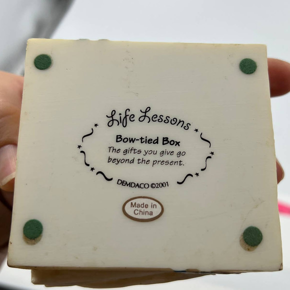 Life Lesson Bow-tied Box Resin Demdaco 2001 Woman Wrapping Gift Figurine - Picture 4 of 9
